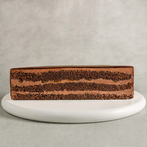Шоколадный бисквит, сироп с коньяком, масляно-шоколадный крем, абрикосовый конфитюр, покрытие со вкусом темного шоколада.